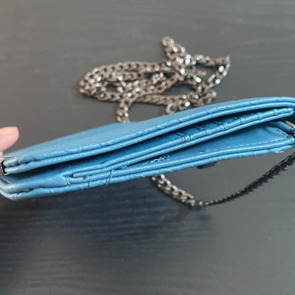 Blue scale multi card crossbody - Picture 3 of 5